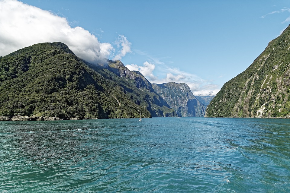 Fjord in Berglandschaft