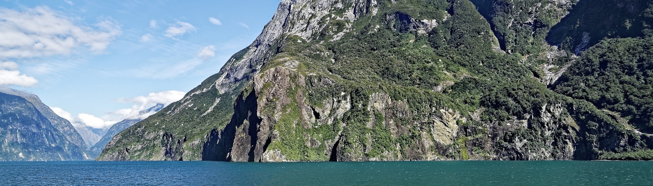 Fjord und Teil des Berges